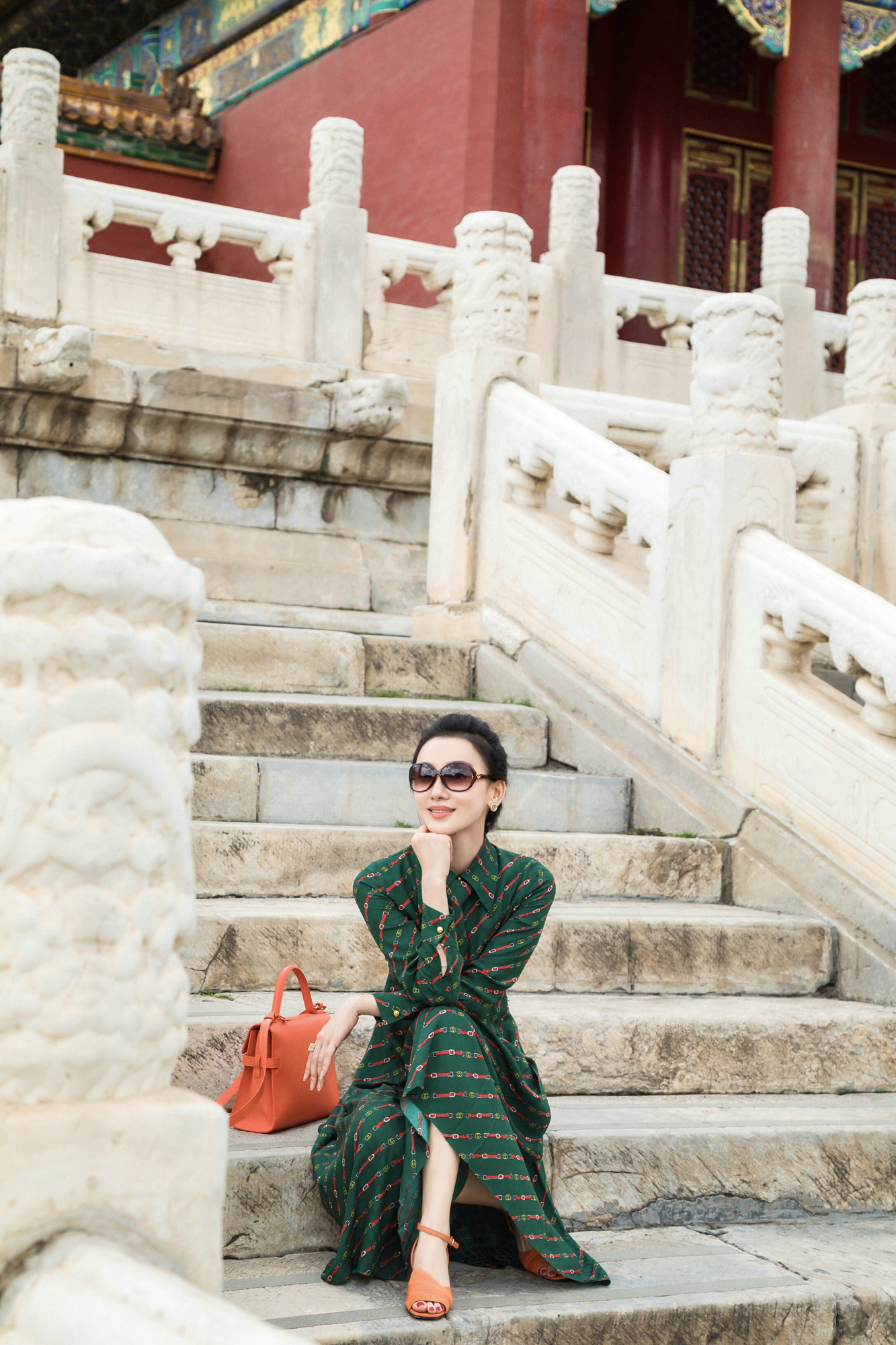 朱子岩夏日故宫大片曝光 牛油果绿色系穿搭尽显优雅端庄