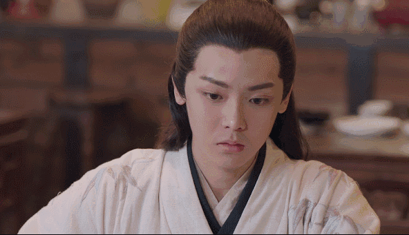 侯明昊在剧中饰演男主宁采臣,他算得上是当红小生,这几年也参演了不少