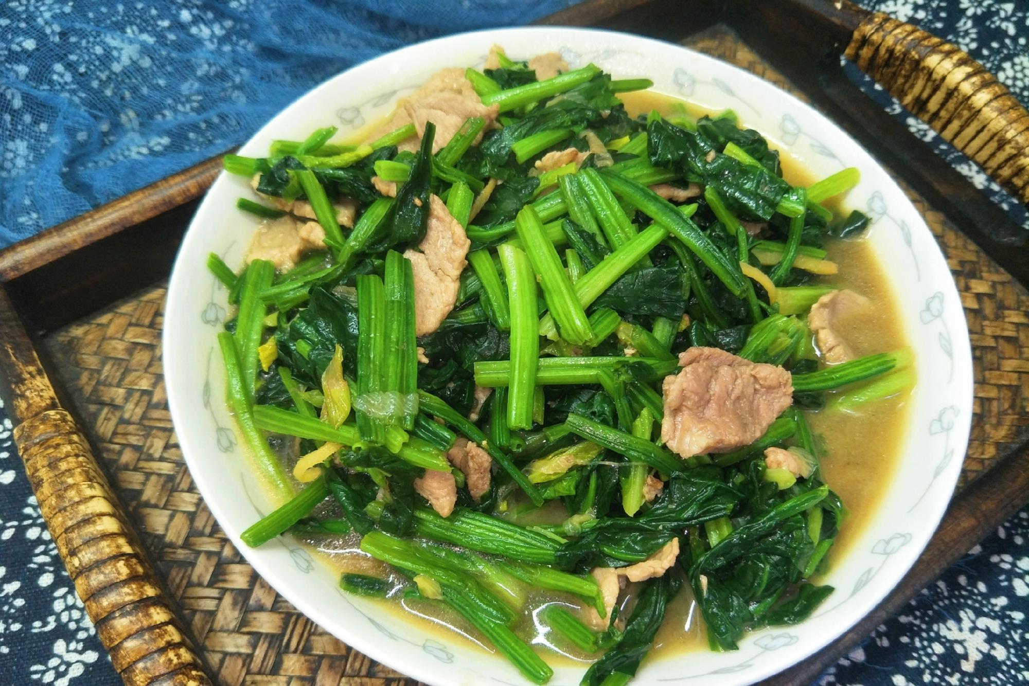 炒菠菜时,怎样才能又绿又不涩,教你好吃的做法,菠菜脆爽好吃