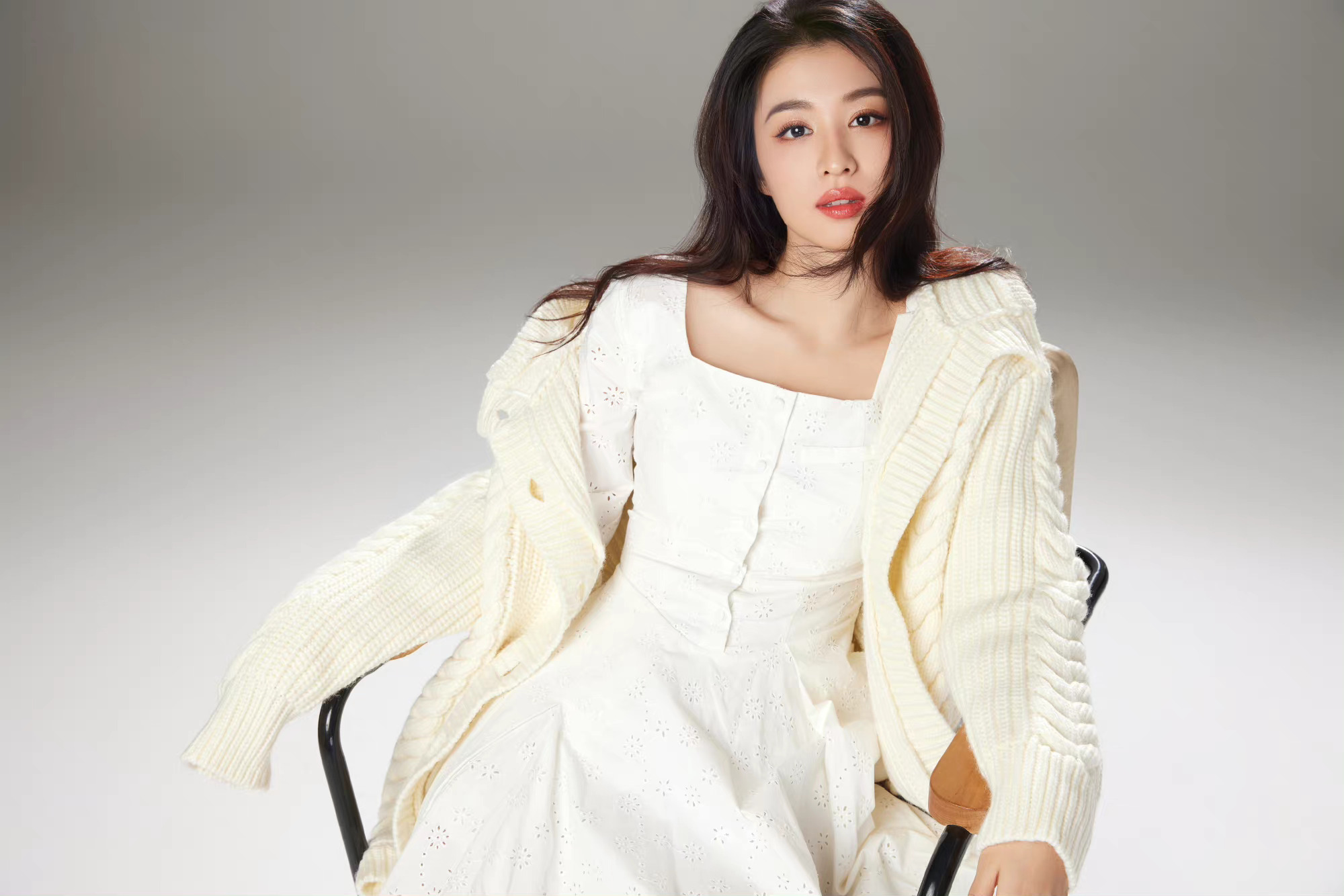 王楚然2023绝美写真!白色系穿搭温柔优雅,自带氛围感_高清图集_新浪网