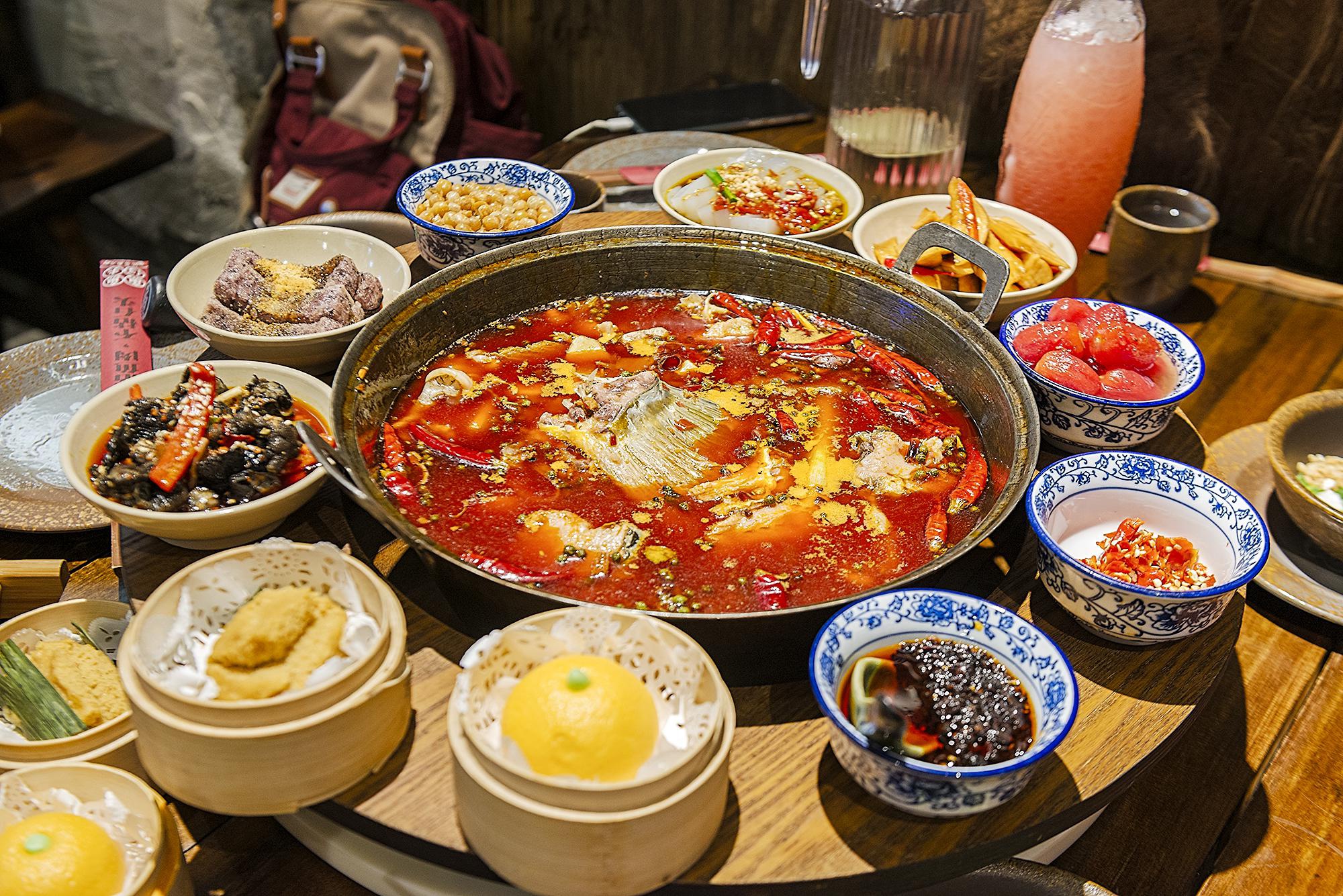 这个地方特色美食主打怪味连串串锅都是冷的游客却直呼超好吃