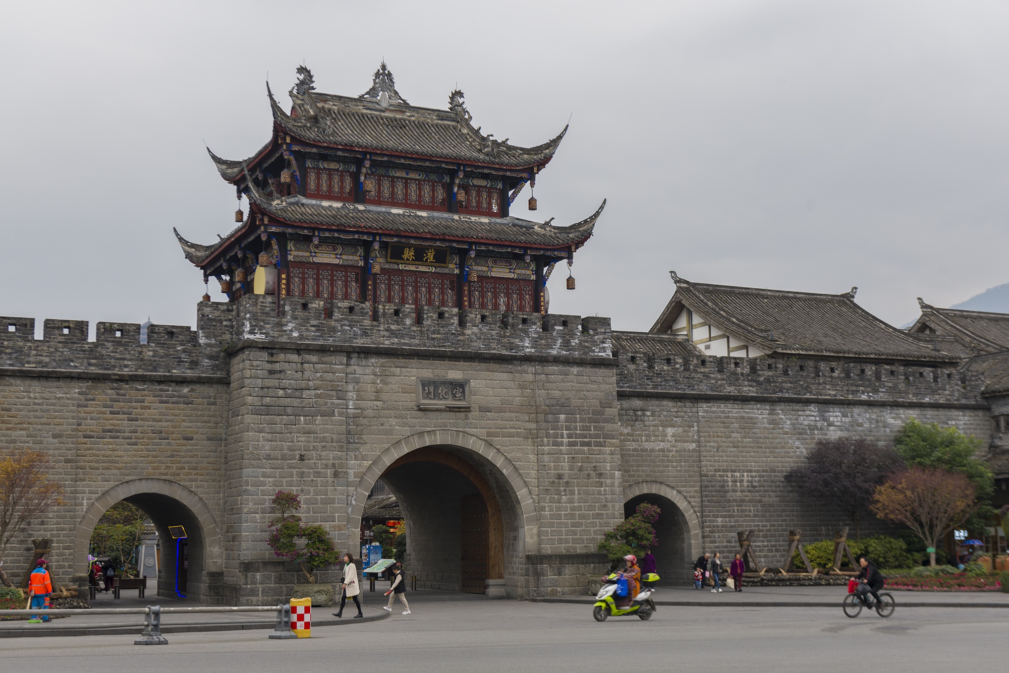 特色美食主打怪味,连串串锅都是冷的,游客却直呼超好吃|都江堰|辣椒酱