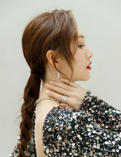 王鸥侧颜精致,红唇吸睛.