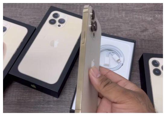 先睹为快!iPhone 13 Pro Max金色版抢先开箱休闲区蓝鸢梦想 - Www.slyday.coM 先睹为快!iPhone 13 Pro Max金色版抢先开箱休闲区蓝鸢梦想 - Www.slyday.coM