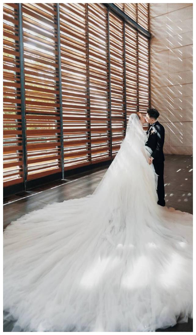说唱歌手王以太官宣结婚喜讯,甜蜜亲吻拥抱婚纱照羡煞旁人