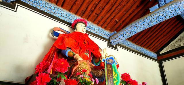 的看一下杨七郎殿,墙壁四周挂满了锦旗,左右各有一位协侍,左侧孟将军