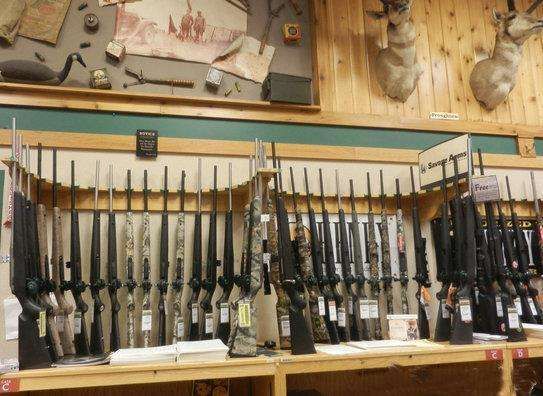 华人在美国逛枪店, 猎枪成捆堆放, 卖子弹如同卖瓜子!