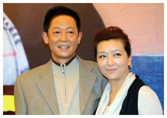 不一样的王志文:不忌讳"忘年恋",42岁晚婚,娶小自己8岁嫩模