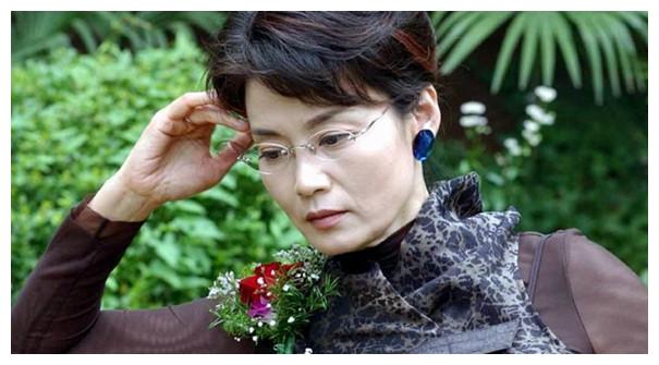 她与刘晓庆齐名,为了演戏一直待在抢救室,今62岁已单身30年之久|潘虹