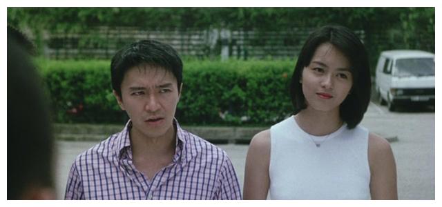 当时还在读书的梁咏琪迅速的被经纪公司签了下来,并搭档周星驰拍摄了