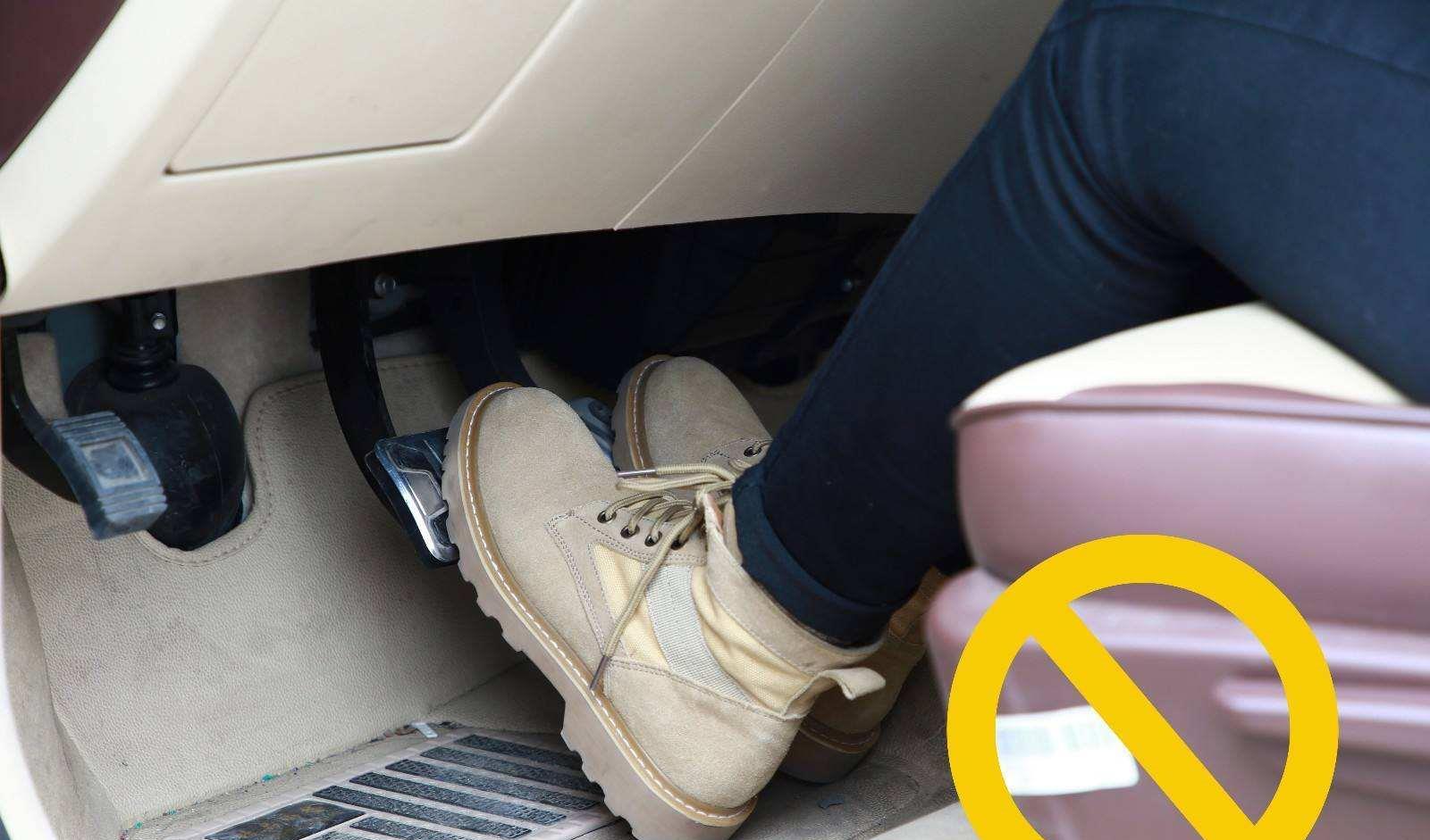 聪明人考科二,科三基本这样踩离合,学会后,考试可能不是啥难事