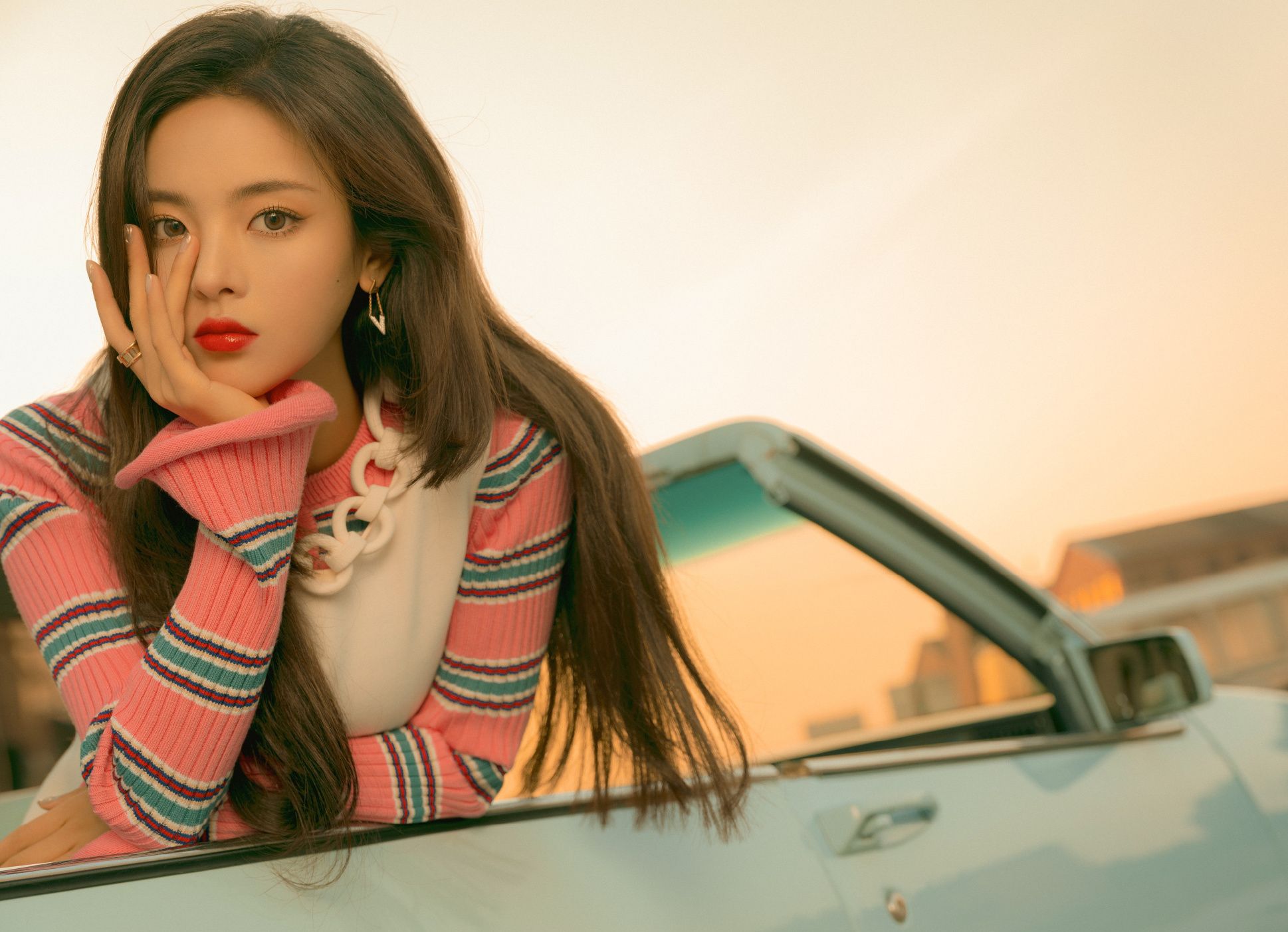 杨超越冬日穿搭真接地气棉外套搭配浅色围巾保暖又极具少女心