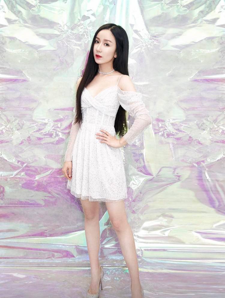 娄艺潇好丰满穿白色吊带露肩裙这身材爱情公寓女主里少见