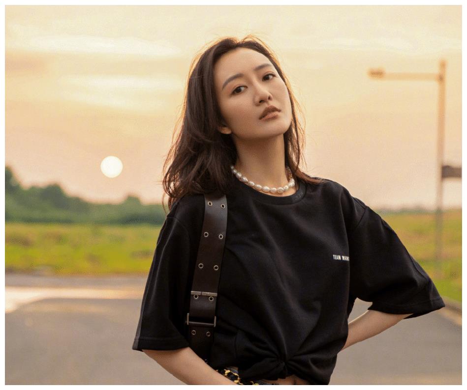 王鸥赵薇同框比美,当风吹起二人头发时,谁更美瞬间有了答案!