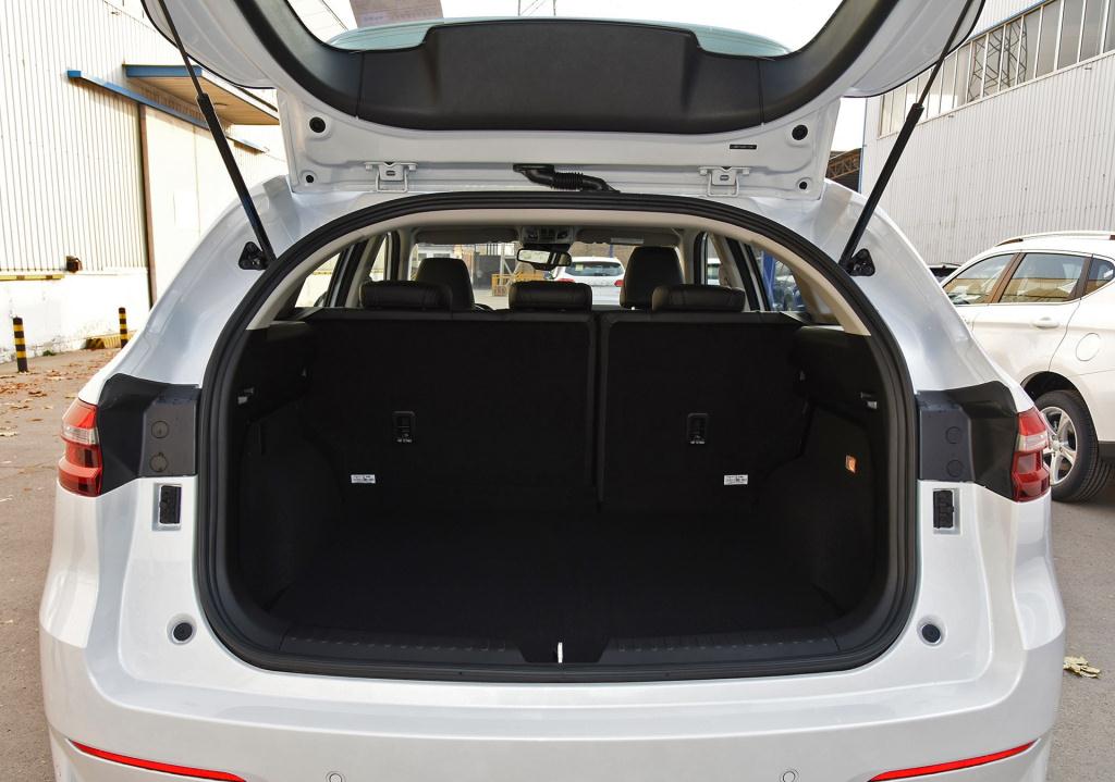 哈弗f9的后备箱虽然总体来说不是太大,但是足足可以满足日常生活储物