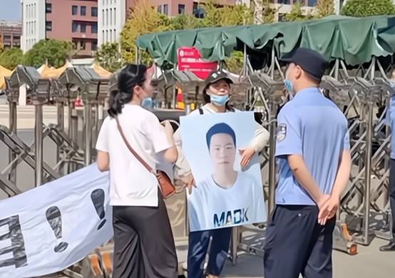 惹事了!男子地下车库练摩托车撞400万宾利,维修费要40万休闲区蓝鸢梦想 - Www.slyday.coM 惹事了!男子地下车库练摩托车撞400万宾利,维修费要40万休闲区蓝鸢梦想 - Www.slyday.coM