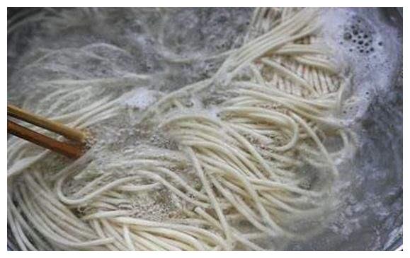 为什么面馆做面条时，把面条煮好后放在高汤里？面馆老板透漏实情休闲区蓝鸢梦想 - Www.slyday.coM