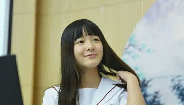 还记得长江七号的周小狄吗当初以为是男生现在美得认不出