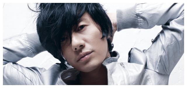 郑钧为小16岁老婆庆生献生日曲全跑调网友未闻其声先闻脚臭