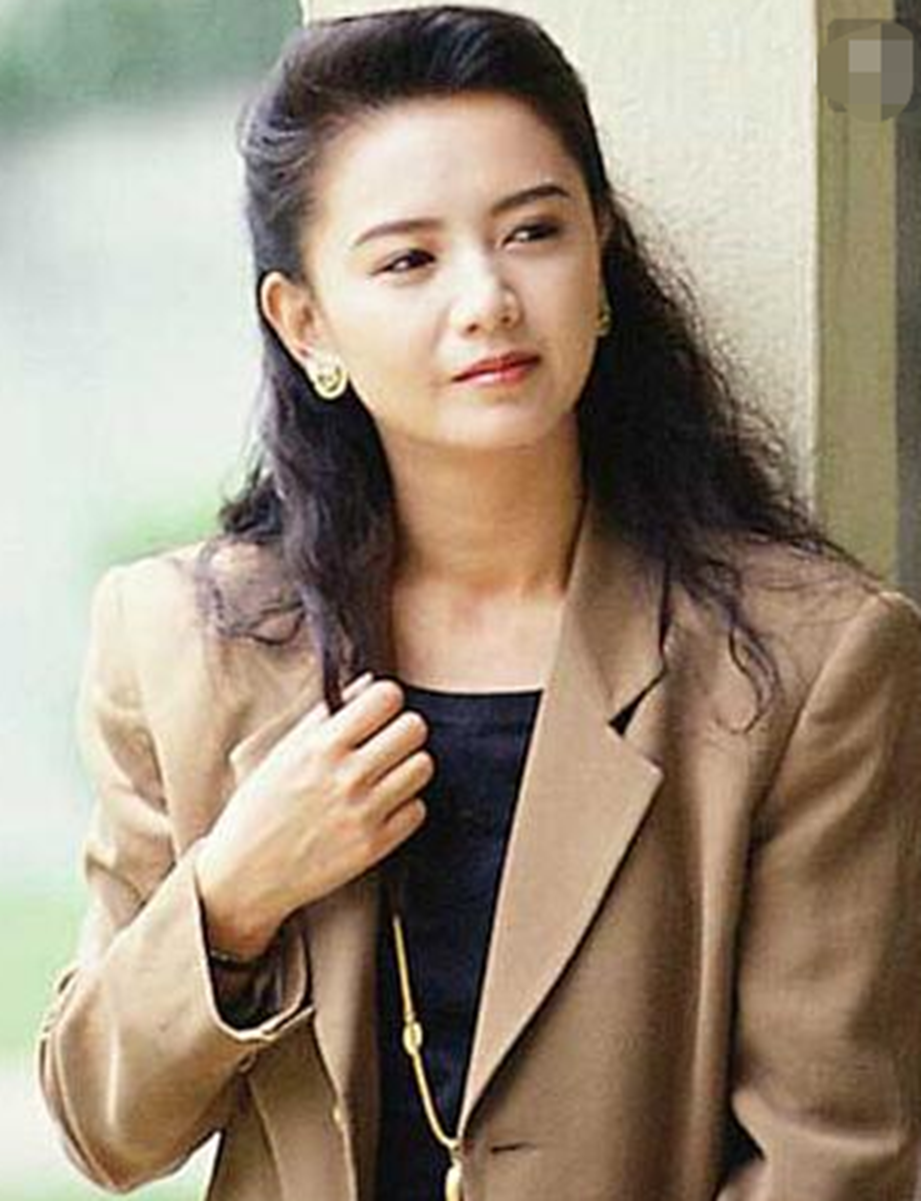 与梁朝伟同居6年分手,独自把儿子抚养长大,今儿子成