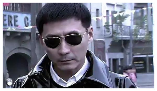 燕双鹰算是抗日神剧中鼻祖角色人物了,经典的黑色墨镜外加一身黑色