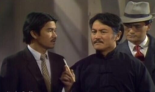 80版上海滩冯敬尧近照76岁老当益壮依然活跃在演艺圈