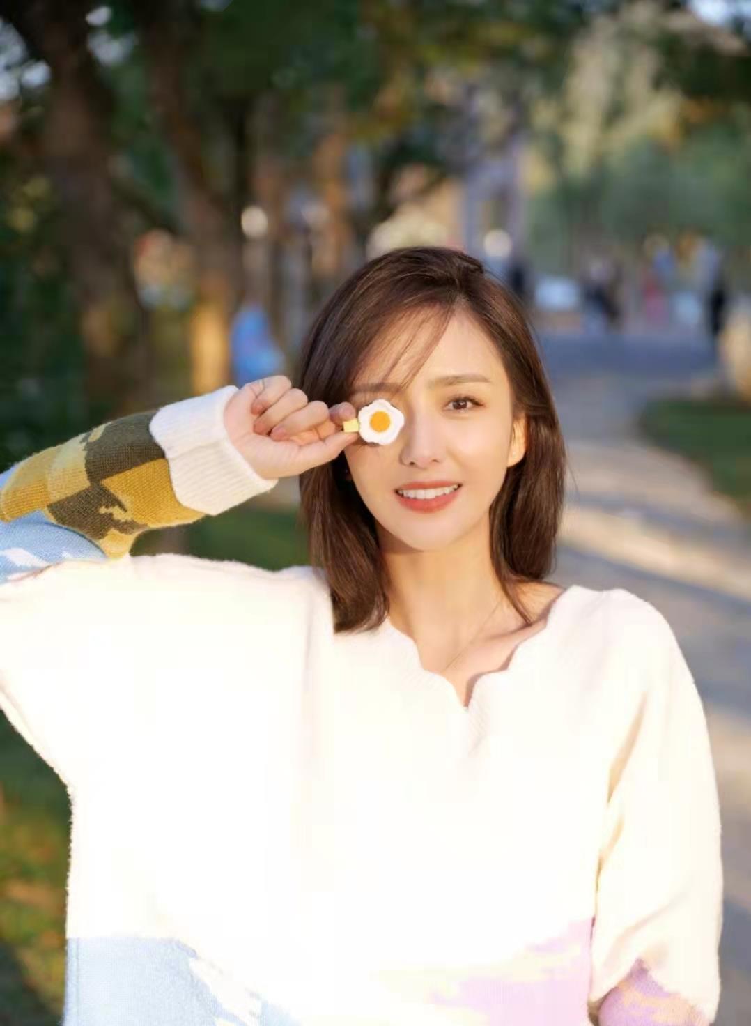 女神佟丽娅晒甜美自拍可爱俏皮似少女真是永远保持十八岁