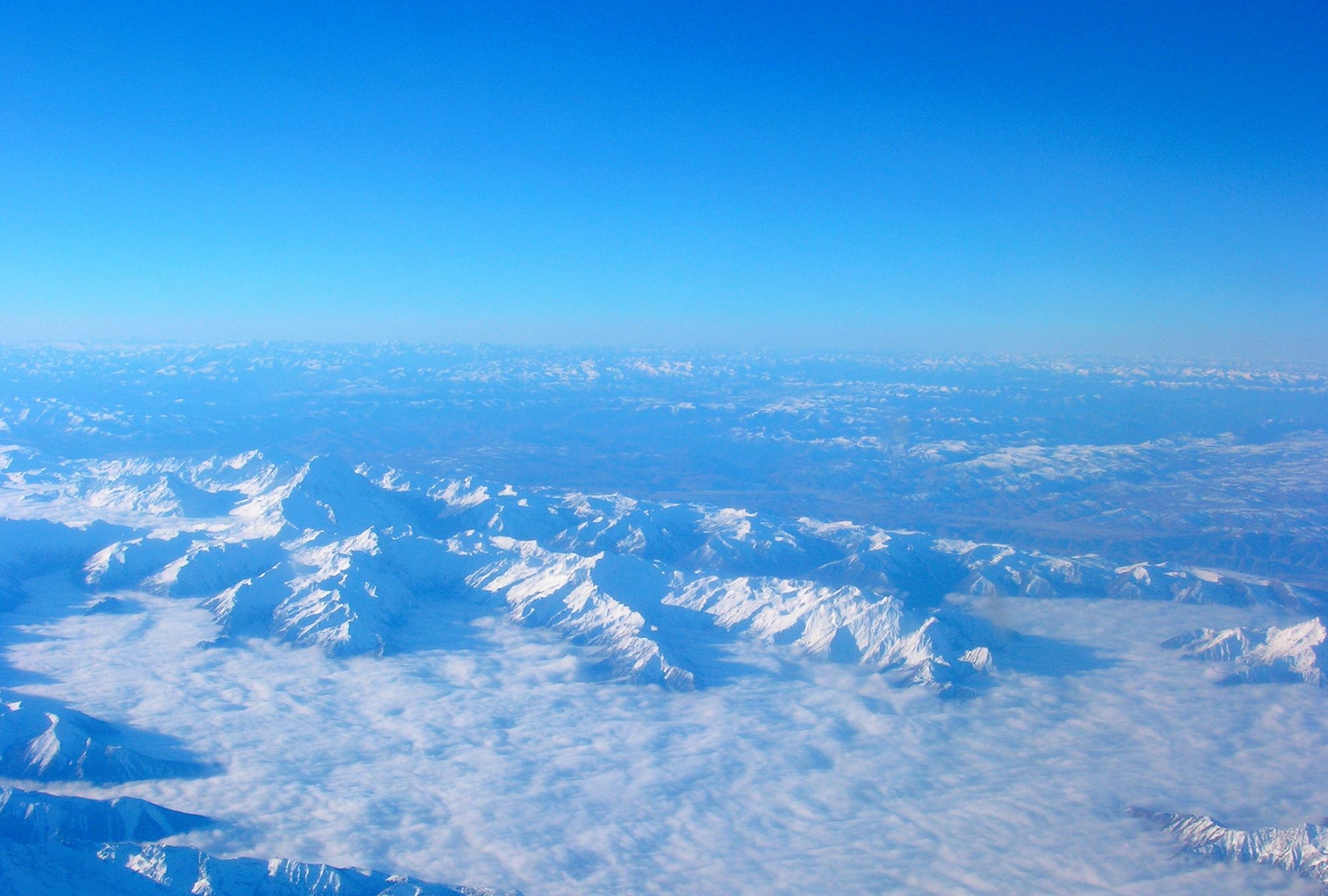 青藏高原的雪山云海