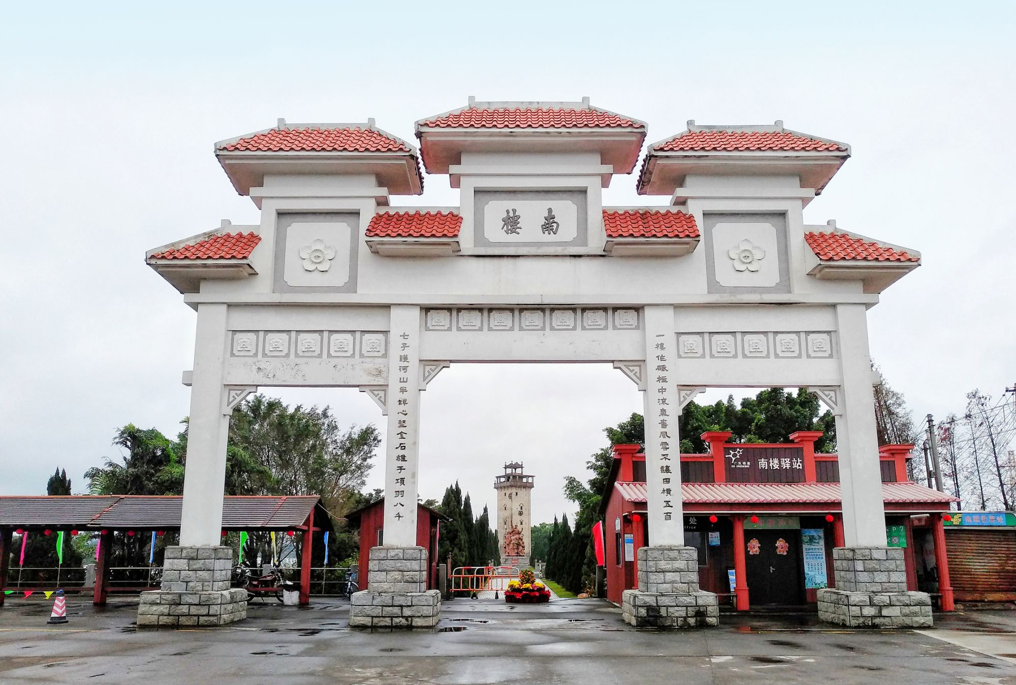 1 / 17 开平南楼,位于广东开平市赤坎镇腾蛟村,是侨乡人民为了防御