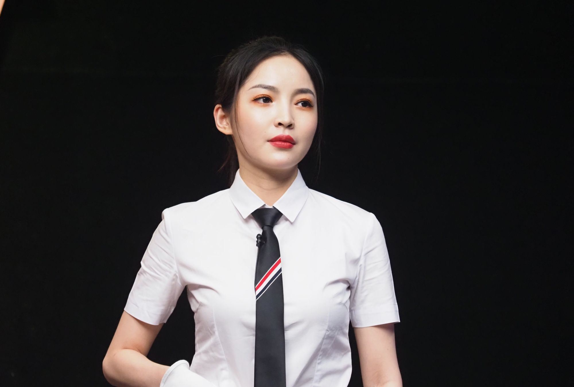 「图集」“最美台球裁判”王钟瑶执裁决金，一身学生装另一番风味