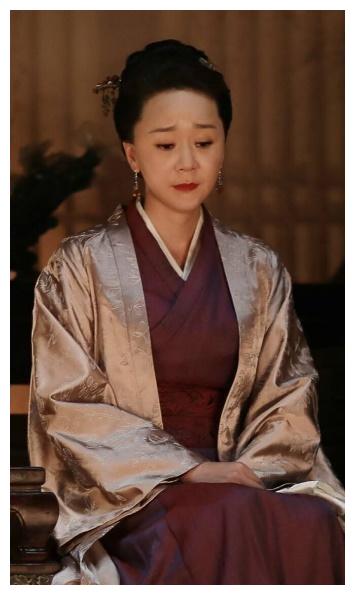 饰演妈妈辈的女星,叶冲妈妈李小冉旗袍迷人,王一楠比儿子年纪小