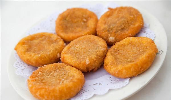 大妈校门口卖“黄金饼”,10元3个生意好,家长排队给孩子购买!休闲区蓝鸢梦想 - Www.slyday.coM 大妈校门口卖“黄金饼”,10元3个生意好,家长排队给孩子购买!休闲区蓝鸢梦想 - Www.slyday.coM