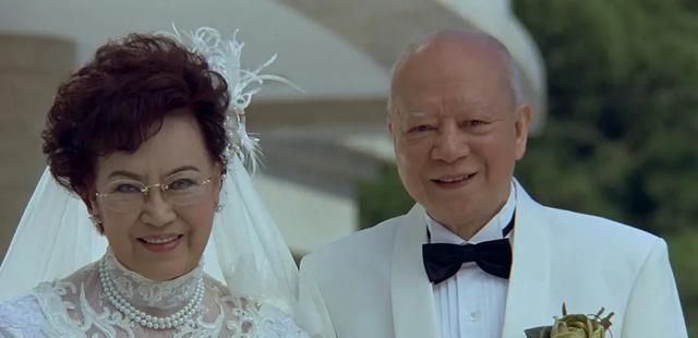 李香琴头七!谭炳文女儿点佛灯追悼,三年前旧照仍涂红色指甲油