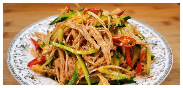 夏天里不能少了"凉拌鸡丝",一煮一拌就上桌,酸辣过瘾超解馋__财经头条