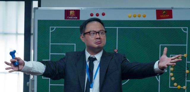 扮演足球教练的额演员交魏翔,他当过兵而且还立过三等功.