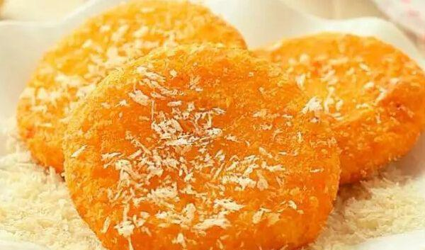 大妈校门口卖“黄金饼”,10元3个生意好,家长排队给孩子购买!休闲区蓝鸢梦想 - Www.slyday.coM 大妈校门口卖“黄金饼”,10元3个生意好,家长排队给孩子购买!休闲区蓝鸢梦想 - Www.slyday.coM