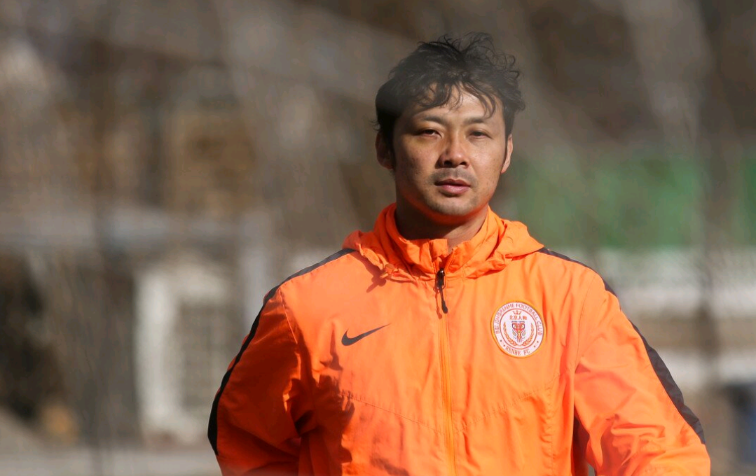 前国足球员汪强在小学担任足球教练汪强现在的月薪是4000元