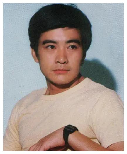 "硬汉"周里京:妻子家中被害后淡出娱乐圈,如今二婚抹平伤痛