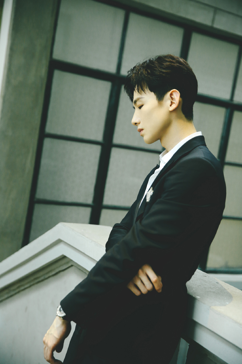 白敬亭身穿黑色西服套装搭配1928年cartier古董珍藏别针_高清图集