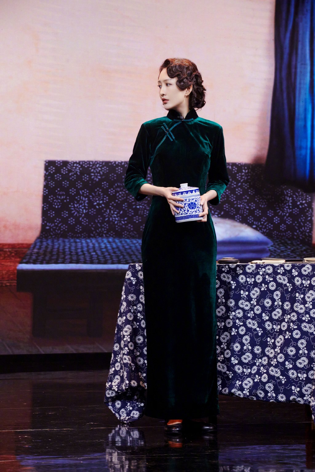 王鸥活动造型已上线,风衣礼帽和墨绿色旗袍的民国造型