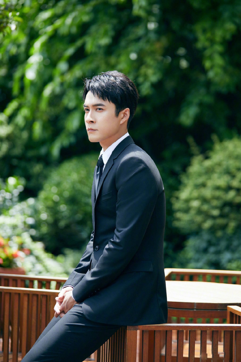 韩东君一身黑色正装清朗明澈挺拔俊逸,翩翩公子与优雅绅士