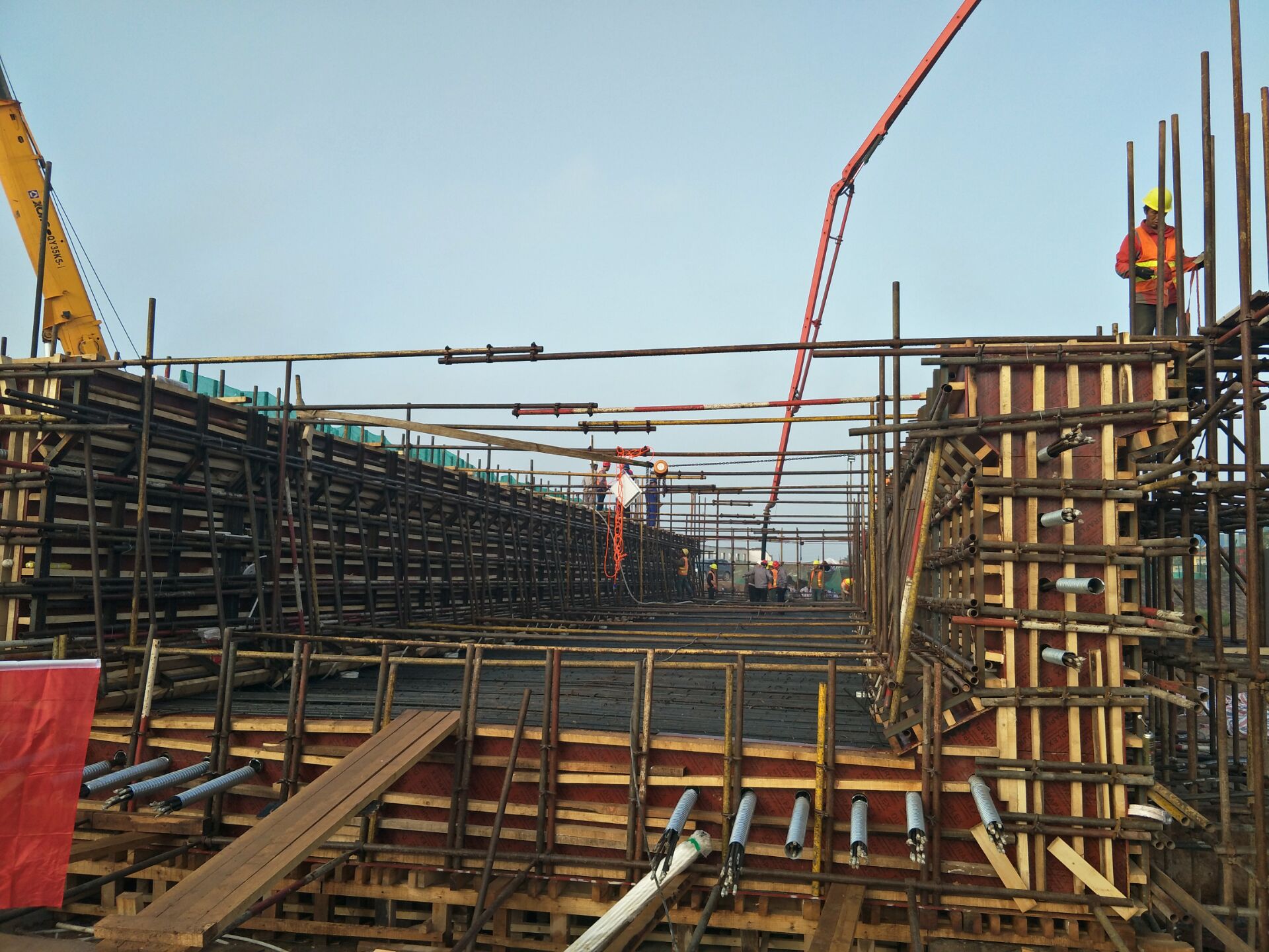 中铁十六局铁运公司施工张仪沟中桥首片槽型梁成功浇筑