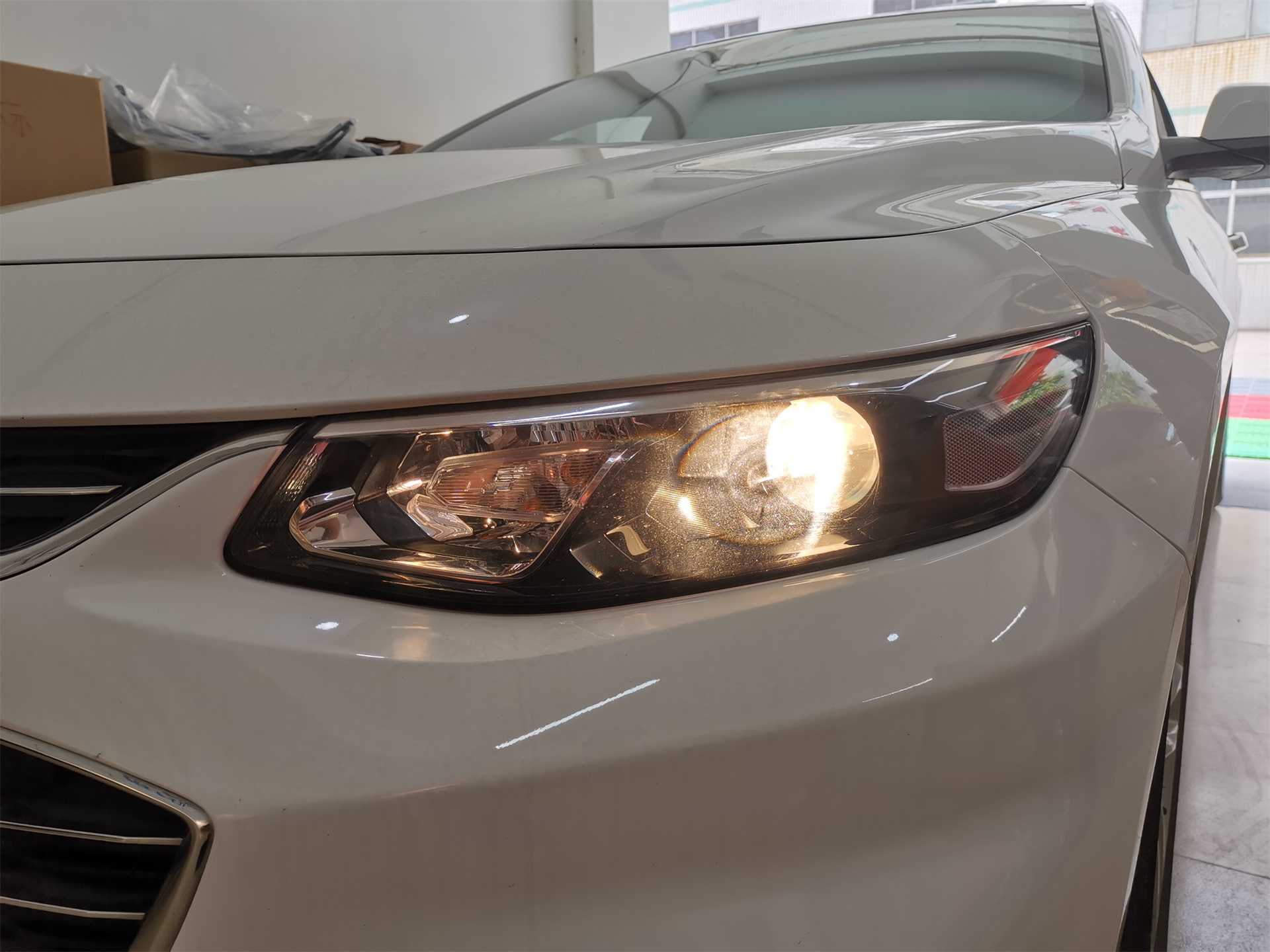 还是非常热销的雪佛兰迈锐宝xl,接下来,我们先来看看它的原车大灯是啥