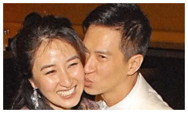 张家辉近照曝光,与妻子一同现身街头,眼眶深凹身材暴瘦令人心疼