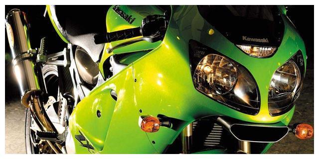 开拓全新摩托车世代的川崎zx12r首款单体背脊式车架