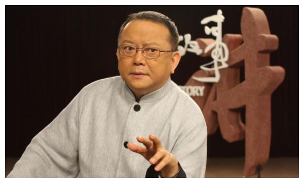 “和珅”王刚又胖了!71岁挺啤酒肚现身,骑共享单车出行惹争议