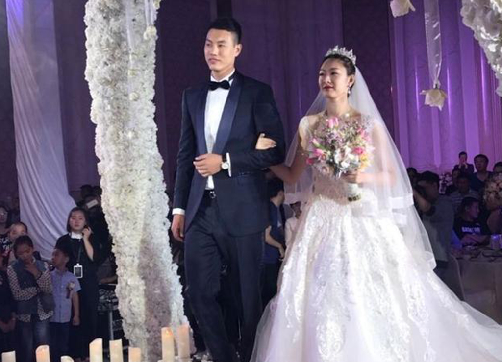 巩晓彬对他束手无策cba队长15场得分上双与妻子相恋9年