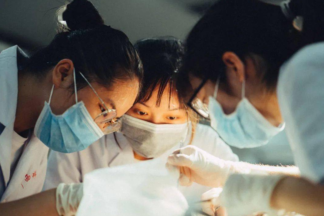 医学院女生带病出操猝死：谁该为年轻生命的消逝负责？