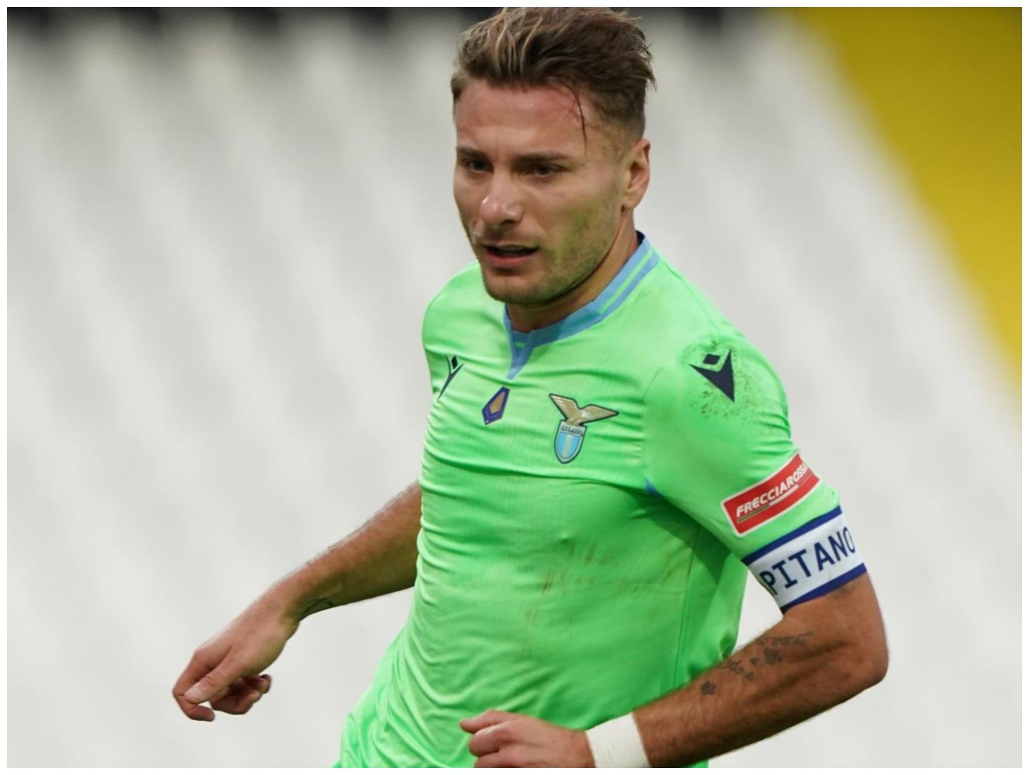 此役第3分钟,埃斯特韦斯外围远射,雷纳侧身扑出.