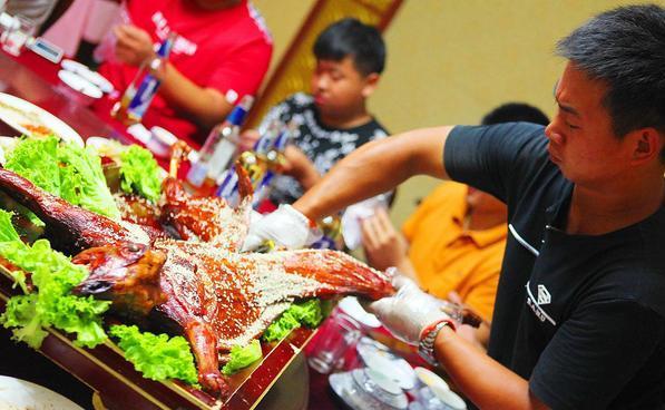 新疆烤全羊作为新疆人的传统美食它有多值得我们尝上一口